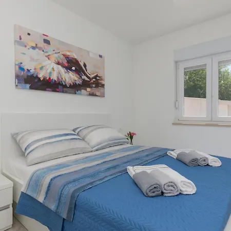 בית נופש Stunning In With Kitchen פולייצה