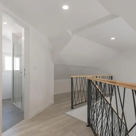 Stunning In With Kitchen * פולייצה