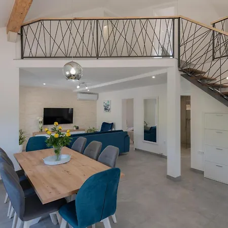 Stunning In With Kitchen בית נופש *