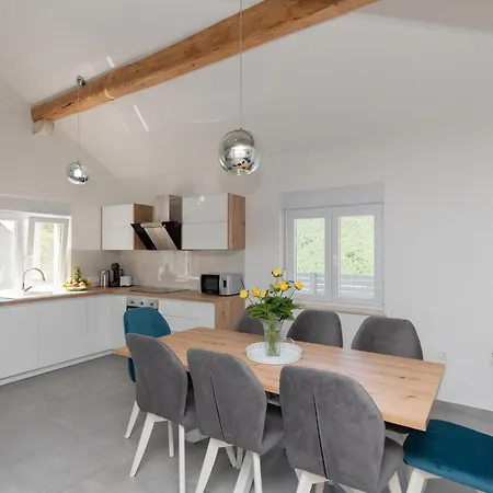 Stunning In With Kitchen * פולייצה