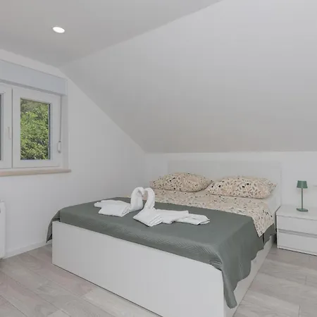 בית נופש Stunning In With Kitchen פולייצה