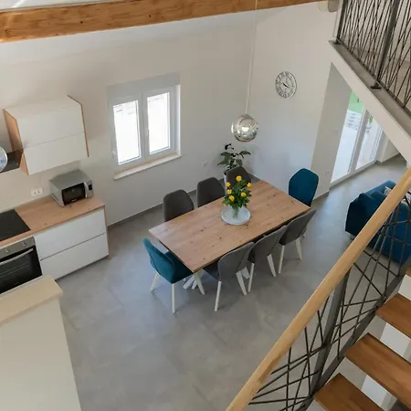 בית נופש Stunning In With Kitchen פולייצה