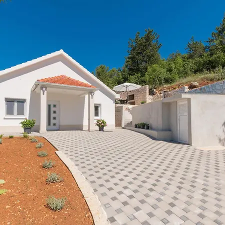Stunning In Poljica With Kitchen Holiday home *