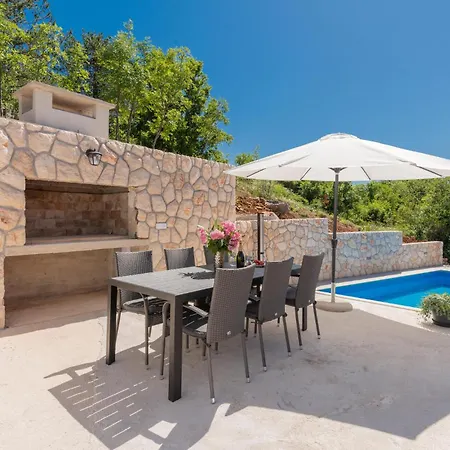 בית נופש Stunning In With Kitchen פולייצה