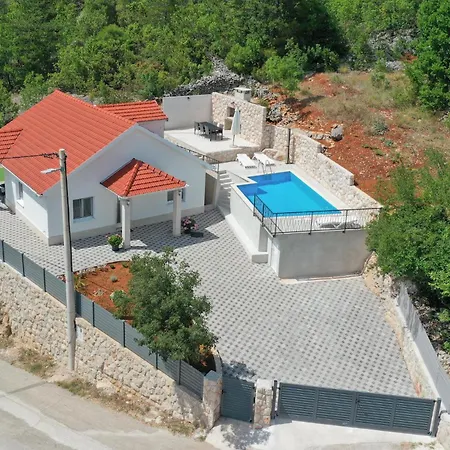 Stunning In Poljica With Kitchen Holiday home *